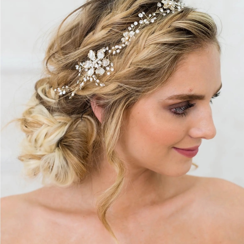 - Atiena Embellished Floral Motif Halo & Sash
BRIDES & HAIRPINS NWT